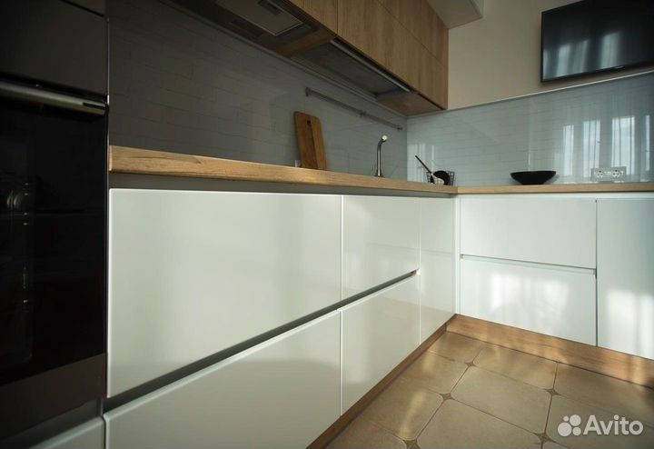 Угловая кухня с барной стойкой на заказ