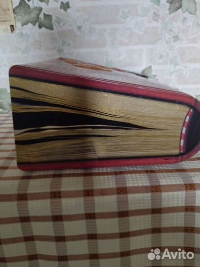 Коробка подарочная,жестяная в виде книги