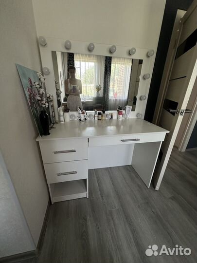 Туалетный столик с зеркалом и подсветкой