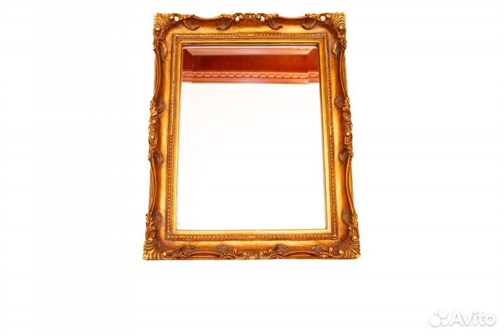Зеркало в позолоченной раме. Новое