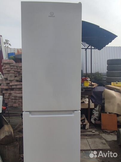 Холодильник indesit