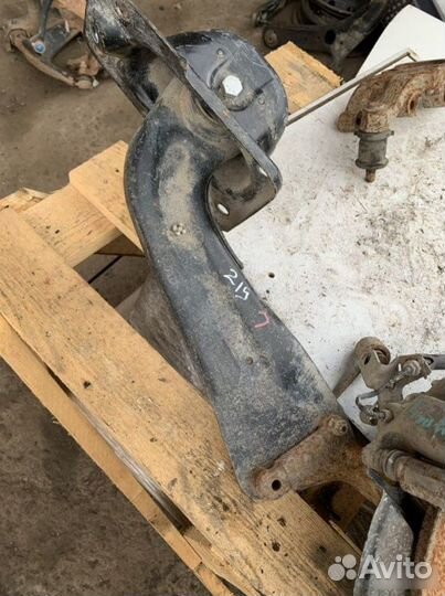 Кулак задний левый Skoda Superb 2