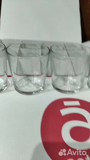 Стаканы и тарелки прозрачные