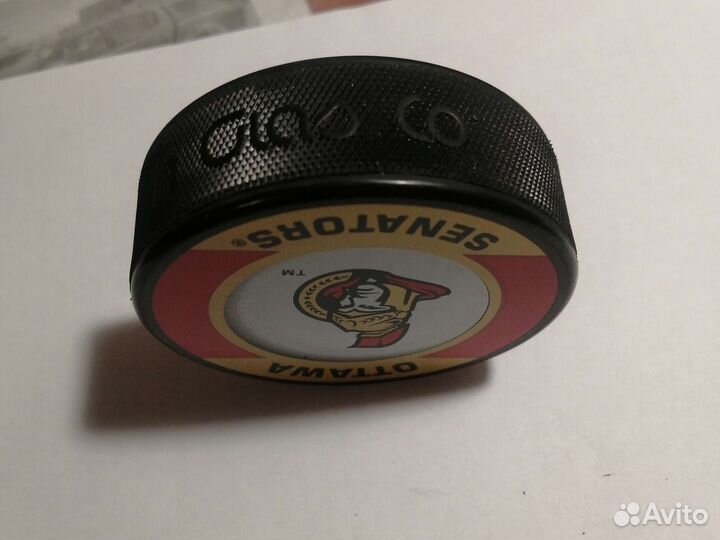 Коллекционная хоккейная шайба из-за океана