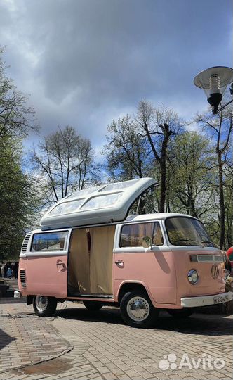 Аренда розового ретро фудтрака Volkswagen T2