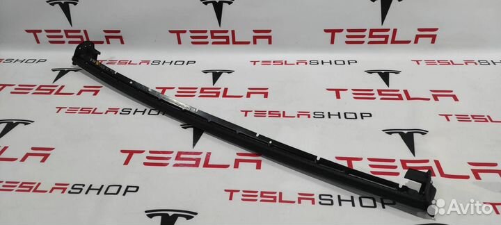 Уплотнитель стекла двери задний левый Tesla