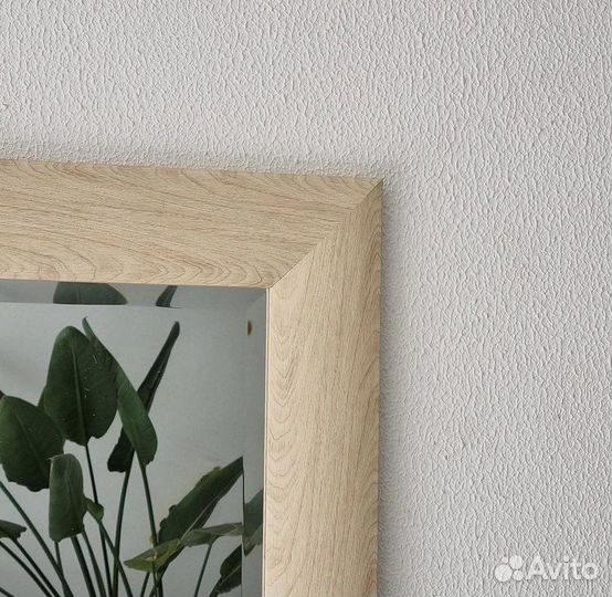 Зеркало в деревянной раме