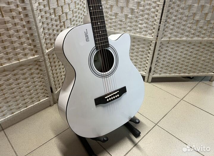 Гитара белая