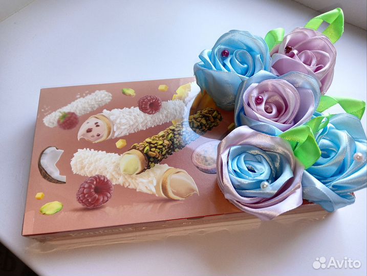 Подарок, коробка конфет с цветами