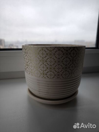 Горшок для цветов белый с золотым