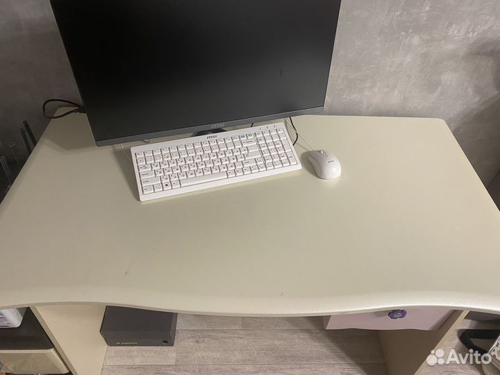 Письменный стол для школьника / компьютерный стол