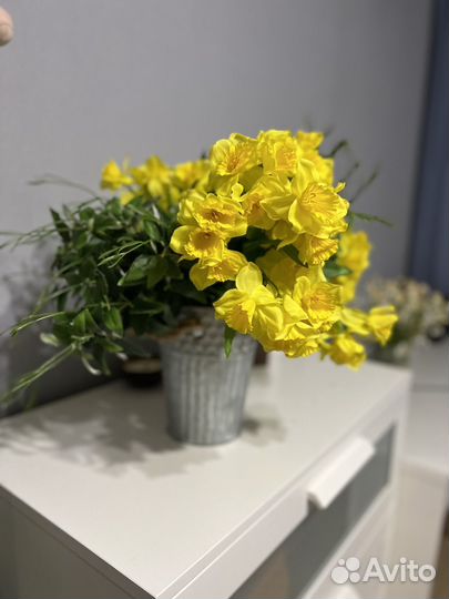 Искусственные цветы нарциссы