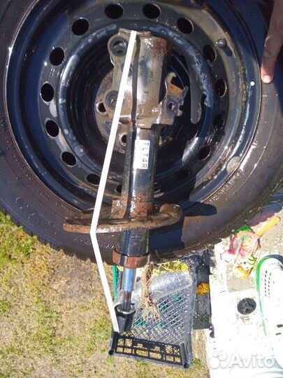 Амортизатор правый Королла е150