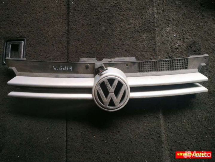 Решетка радиатора 1J0853651G Volkswagen Golf 4 0