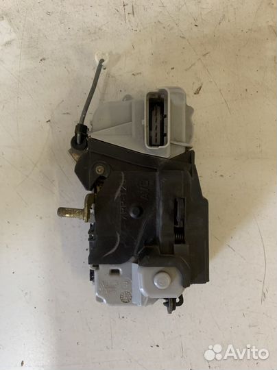 Замок двери передний правый Citroen Xsara Picasso