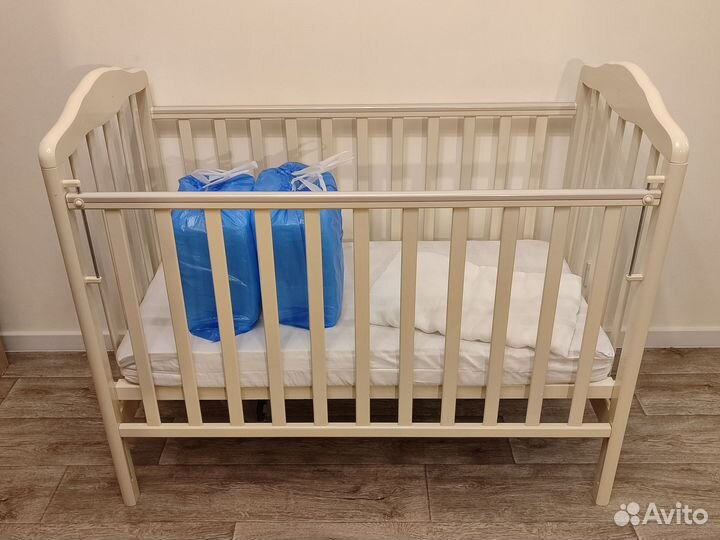 Кроватка с маятником, матрасом и бортиками