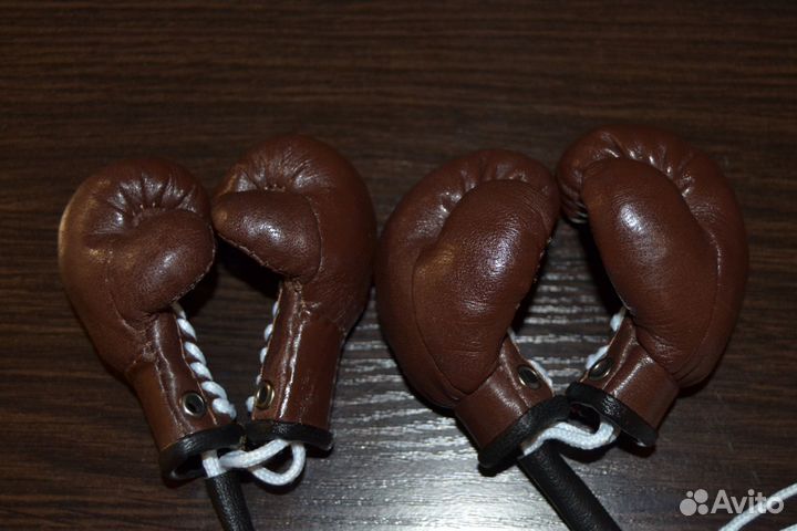 Две пары коричневых сувенирных боксерских перчаток