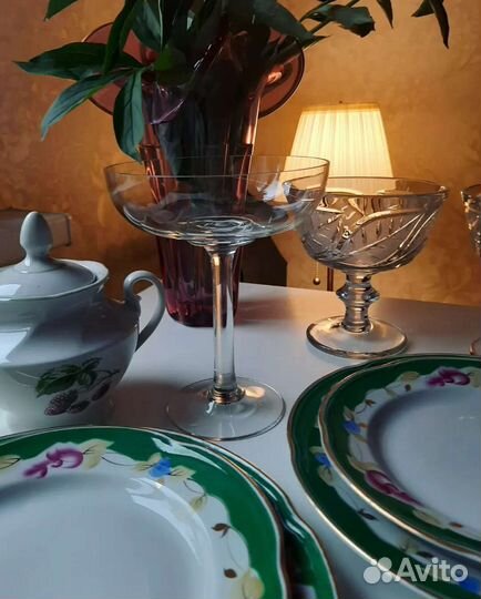 Посуда ссср-вазы на ножке, тарелки, сахарница