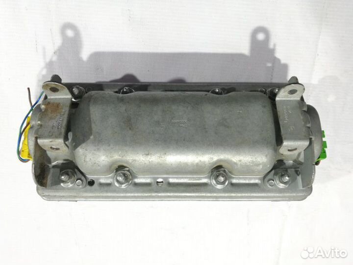 Подушка безопасности в торпедо Mercedes-Benz