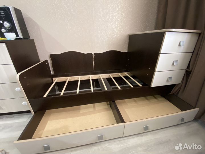 Детская кроватка с маятником