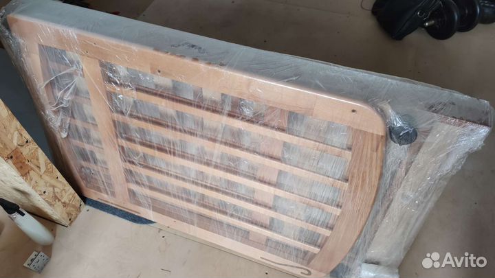 Детская кроватка, ванночка и ходунки