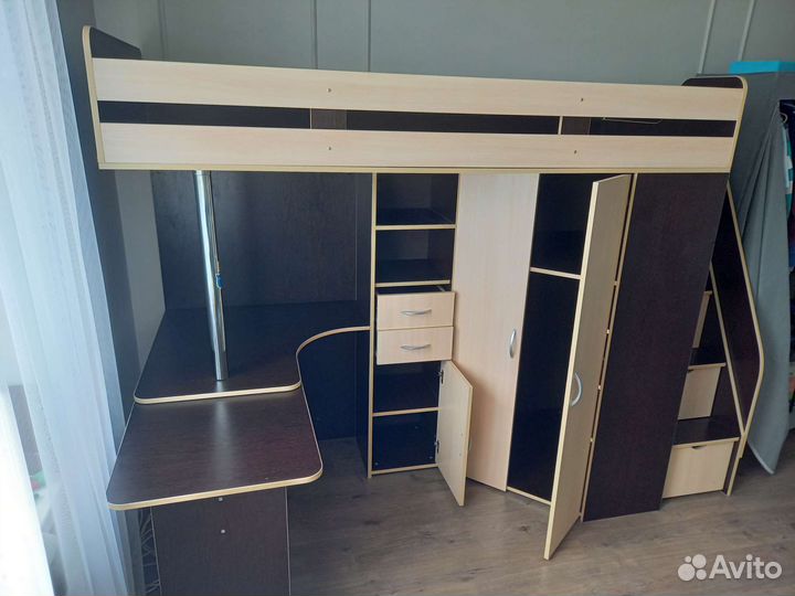 Детская кровать чердак со столом и шкафом бу