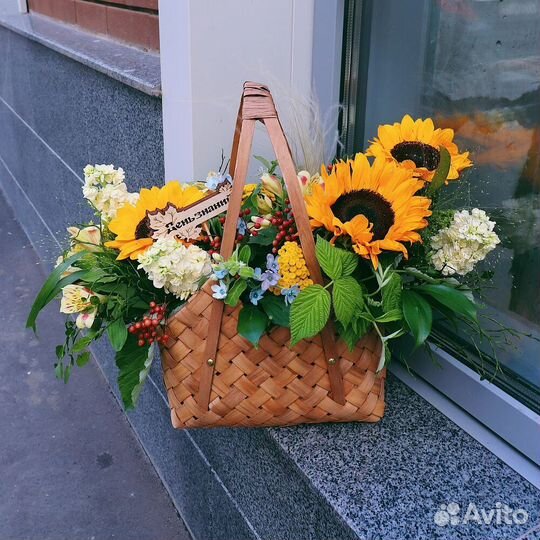 Корзина с подсолнухами