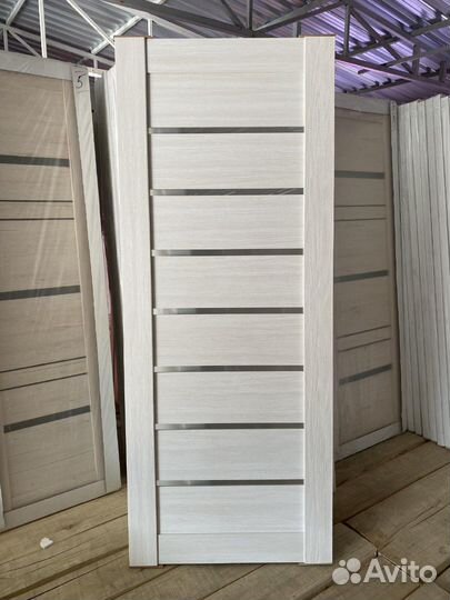 Светлые межкомнатные двери со стеклянными вставкам