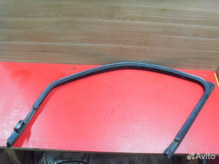 Уплотнитель стекла двери 25767129 Cadillac SRX