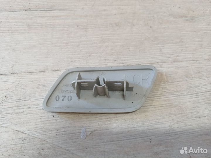 Крышка омывателя фар правая Toyota Cruiser 200