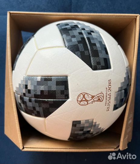 Футбольный мяч adidas telstar fifa 2018