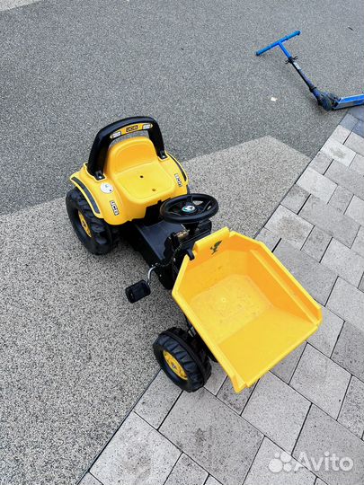 Педальная машинка