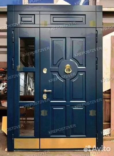 Дверь входная в квартиру с зеркалом