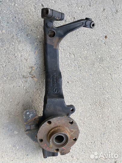 Кулак поворотный передний левый Volkswagen Passat