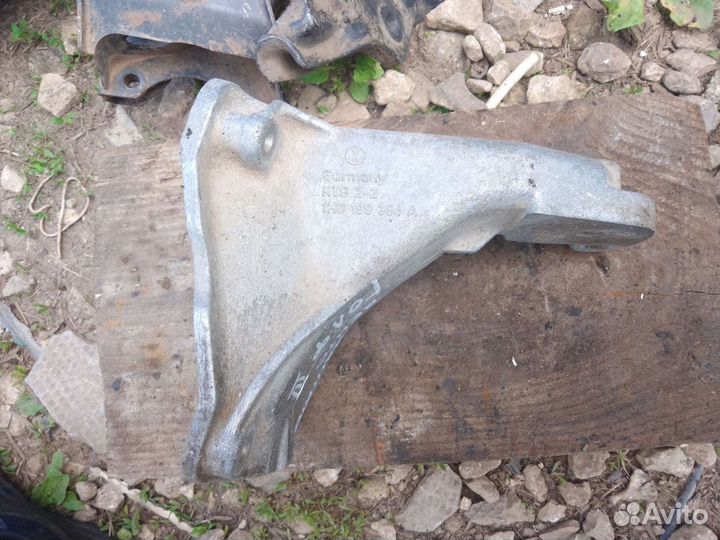 Кронштейн двигателя правый Volkswagen Golf 3