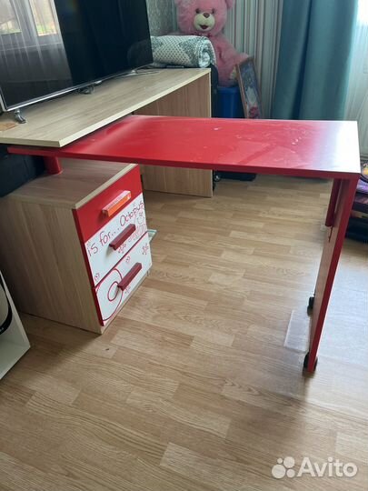 Детский шкаф для одежды,стол