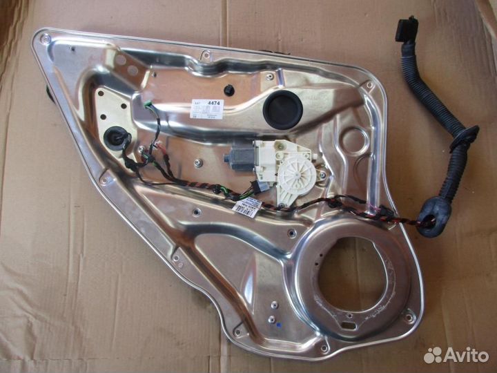 Стеклоподъемник задний левый w204 C-class 156 2