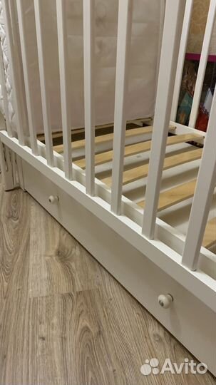 Детская кроватка с маятником и ящиком