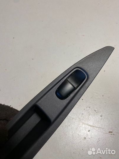 Кнопка стеклоподъемника задняя правая Nissan
