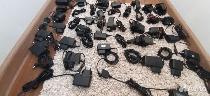 Зарядники к телефонам разные