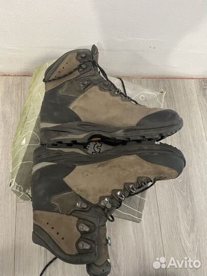 Трекинговые ботинки lowa