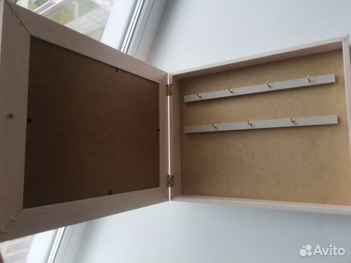 Ключница с дверкой