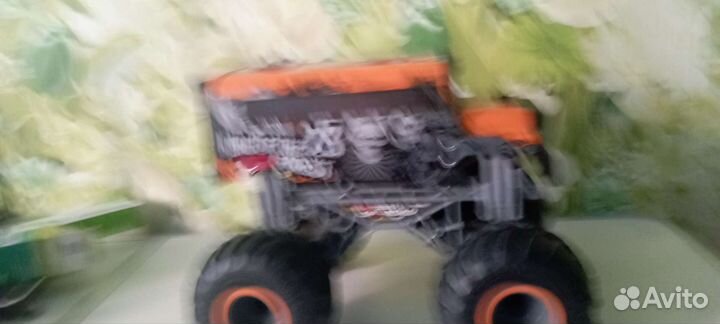 Внедорожник (машинка рабочая но без пульта)