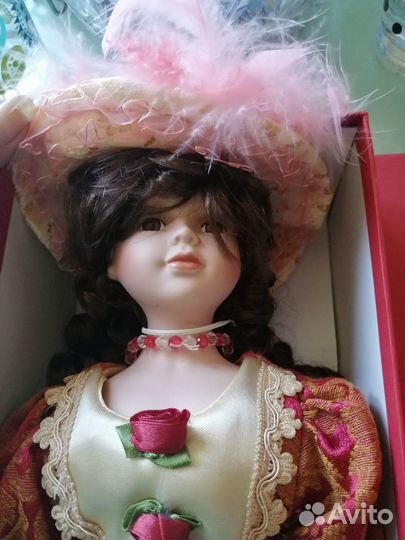 Кукла фарфоровая