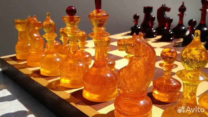Шахматы янтарный цвет