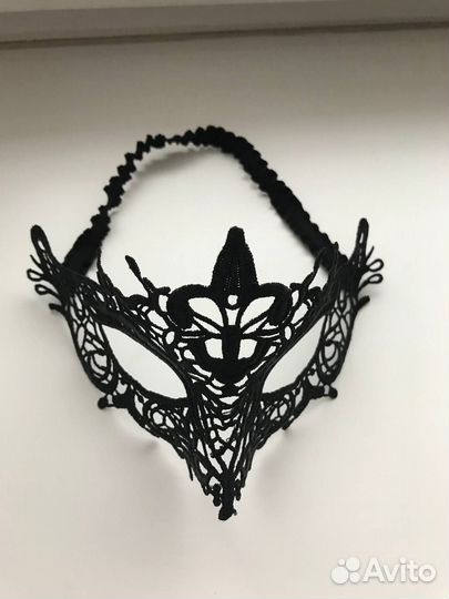 Маска ажурная черная