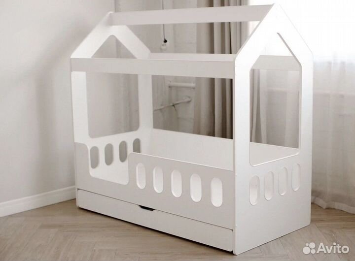 Детская кроватка домик