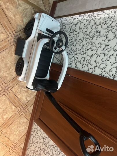 Машина каталка с ручкой