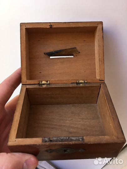 Старинная деревянная шкатулка