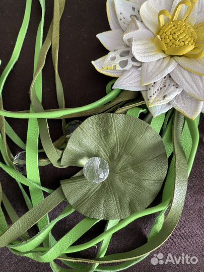 Уникальное колье из кожи с белым цветком